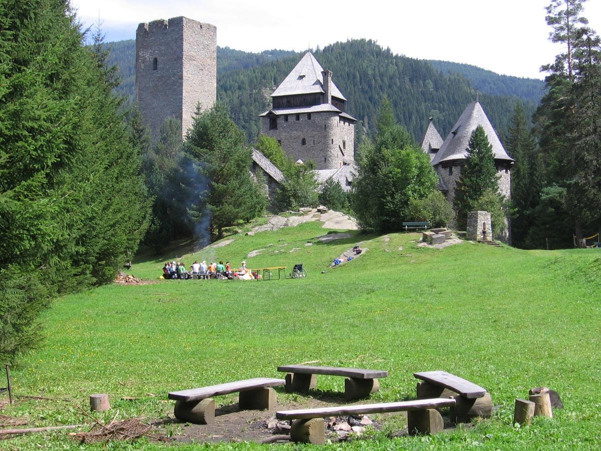Burg Finstergrun Hostel Ramingstein Екстериор снимка
